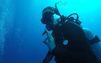 Durante su voluntariado ambiental en Belice, un adolescente realiza inmersiones para obtener información. Un joven realizando actividades de buceo como parte de su voluntariado ambiental en Belice.